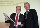 Werner Frick wird mit Universitätsmedaille geehrt 